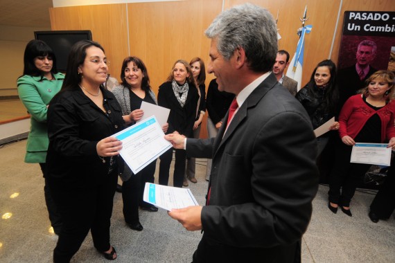 El Gobernador hace entrega de un certificado de reconocimiento a una profesional de la salud