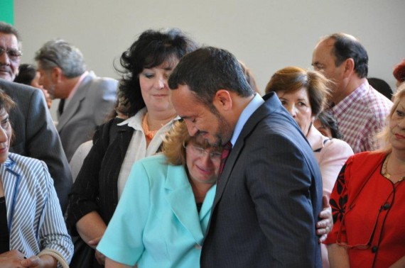 Sosa abraza a una docente de San Luis. El Ministro saludó a todos en su día