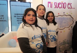 Los chicos recorren los diferentes stands.