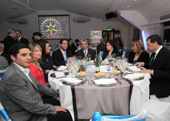 El gobernador de San Luis, Claudio Poggi, junto a las autoridades del Rotary Club en la mesa principal