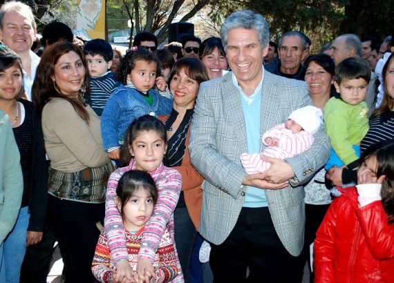 El Gobernador con un bebe en brazos durante una actividad desarrollada en Villa de la Quebrada, la vecina localidad de Nogoli en el departamento Belgrano