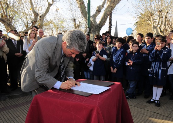 El gobernador, Claudio Poggi, firmando la adhesión a la campaña que impulsa las Naciones Unidas ‘A Limpiar el Mundo’.