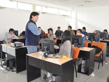 La institución escolar ofrece una orientación en informática.