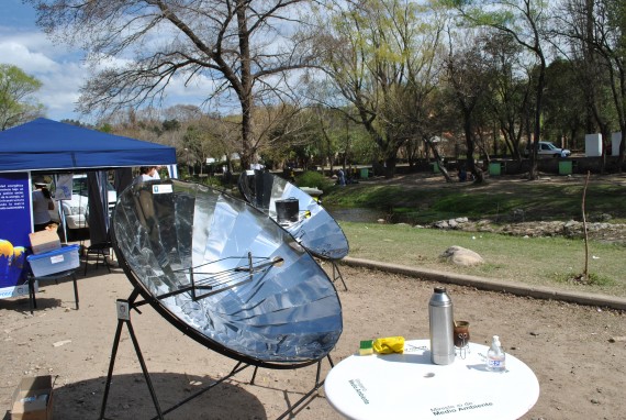 El Ministerio instaló las cocinas solares en el Trapiche durante los festejos. (Foto: Cocinas solares)