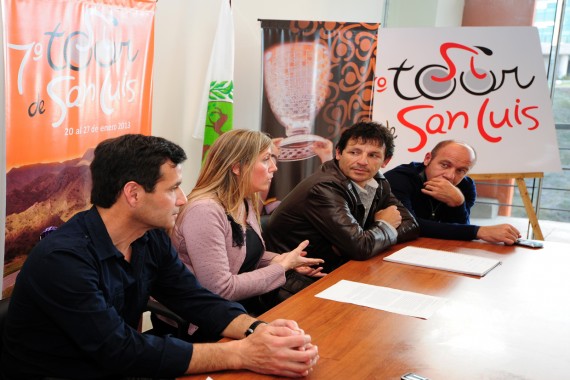 La ministra de Deportes, Adelaida Muñiz, Juan y Gabriel Curuchet y Giovani Lombardi en conferencia de prensa.