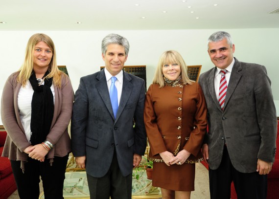 La ministra Luberriaga junto al Gobernador, la Sra. María Eva Gatica y el Vicegobernador