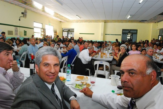 Poggi junto al intendente Walter Melian. Casi mil personas participaron del almuerzo