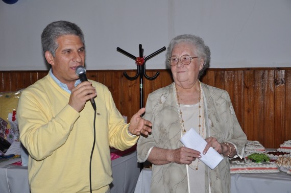 El Gobernador junto a Claudia Contreras de Barroso, titular del Centro de Jubilados Provinciales. Poggi saludó a todos los jubilados en su día
