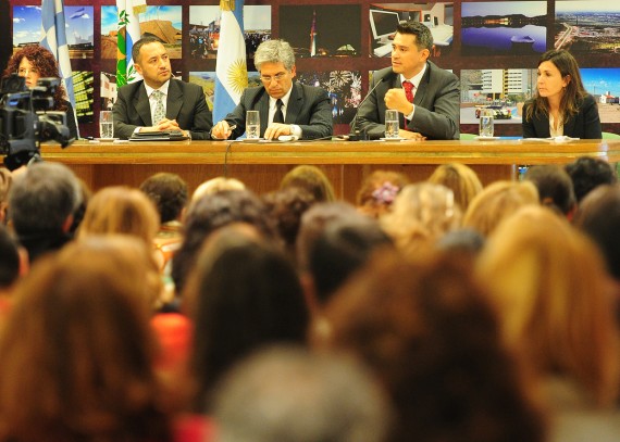 De izquierda a derecha: Carina Arce, el ministro de Educación, Marcelo Sosa, el gobernador Claudio Poggi, Federico Malpicia y Paulina Calderón.
