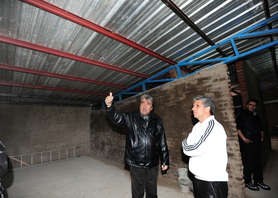 El Pastor Walter Berlo le explica las remodelaciones de la iglesia