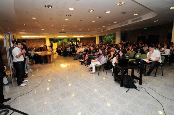 Un grupo de jóvenes empresarios expone ante el Gobernador y el público