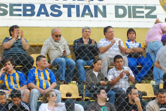 Poggi presenció un nuevo partido de Juventud