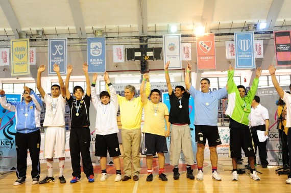 El Gobernador junto a los ganadores de la selección Argentina