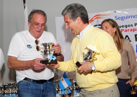 El Gobernador entregó algunos de los trofeos a los ganadores de la competencia.