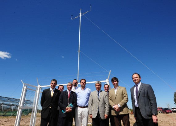 El Gobernador junto a las autoridades del INTA, el ministro del Campo y el rector de la ULP. Atrás, una de las estaciones meteorológicas.