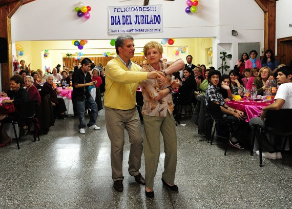 El Gobernador bailo  en el festejo del Día del Jubilado