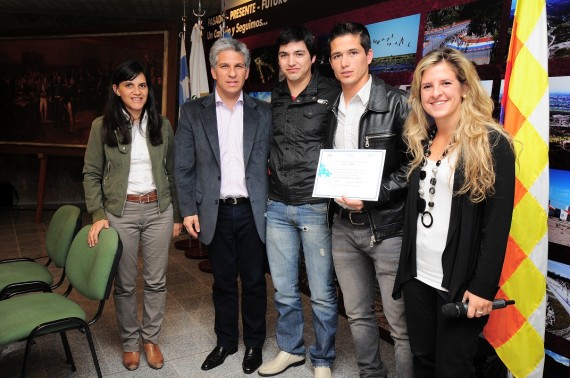 Un grupo de empresarios posan para la foto junto al Gobernador y la titular de Nuevas Empresas de Jóvenes Sanluiseños
