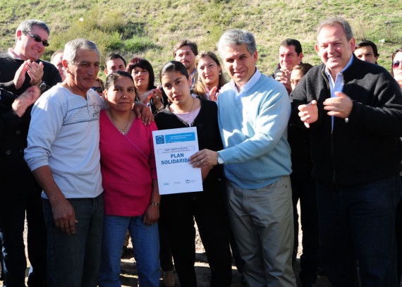 El primero en recibir su vivienda fue José Delicia. En la imagen junto al Gobernador y su familia