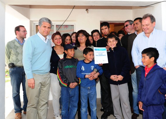 El Gobernador y el ministro Donofrio junto a la familia de Margarita Liliana Marín