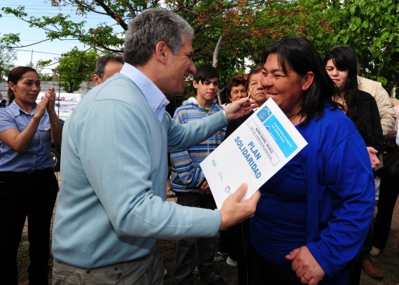 Luego fue el turno de Nora Isabel Muñoz, que recibe su contrato de manos del Gobernador