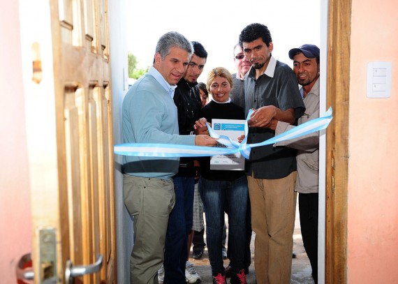 Roque Alejandro Fernández junto a sus hermanos y el gobernador Poggi cortan la cinta de inauguración