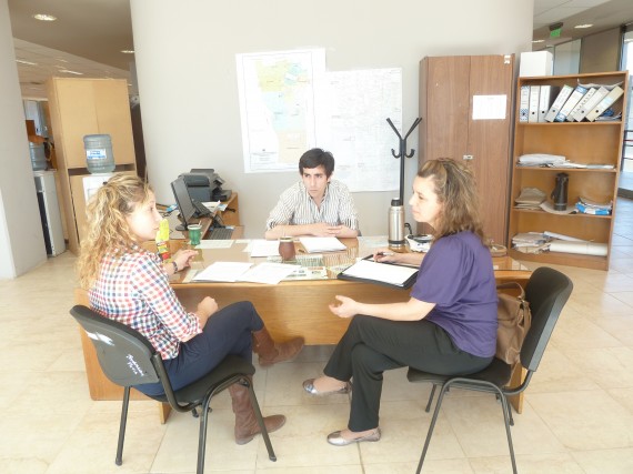 Funcionarios del Ministerio del Campo junto a la Profesora Erika Blebel de la Carrera Tecnicatura en Agronegocios