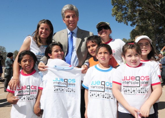 Los intercolegiales siguen su marcha. El Gobernador junto a algunos de los participantes 