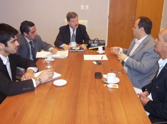 Padula junto al presidente de la empresa y funcionarios del Ministerio.