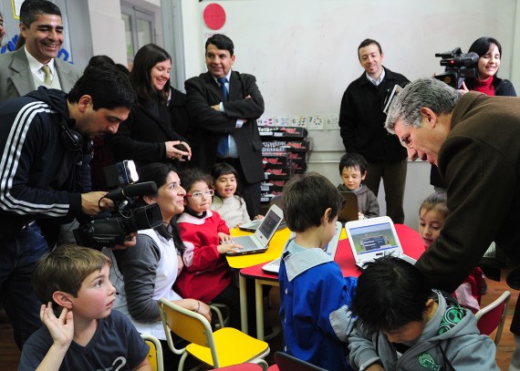 El Gobernador dialogó con los alumnos del jardín de la Escuela pùblica Digital, Albert Einsten.