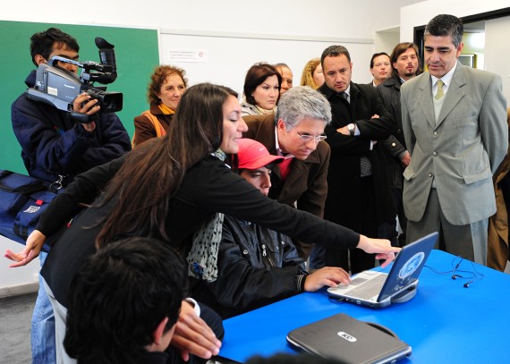 Poggi se informa sobre el uso de la plataforma tecnológica que utilizan los alumnos de la escuela Isaac Newton