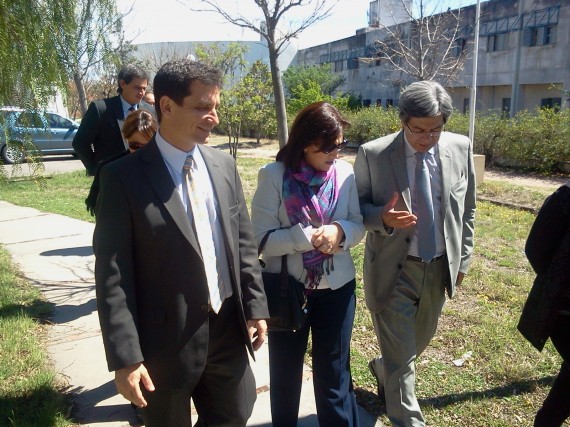 La ministra Nigra junto con Gabriel Yedlin visitaron el Hospital San Luis.