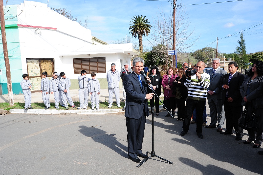 El Gobernador inauguró nuevas cuadras de pavimento en San Francisco del Monte de Oro