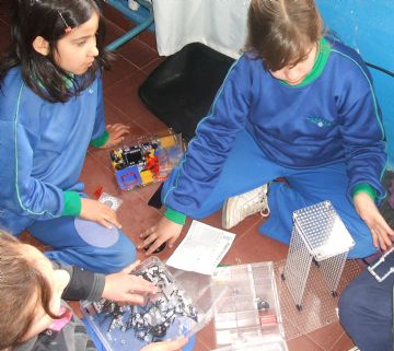 Los docentes destacan la concentración que genera la robótica en los chicos.