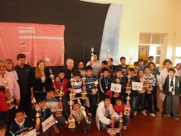 Todos los ganadores con sus trofeos. 