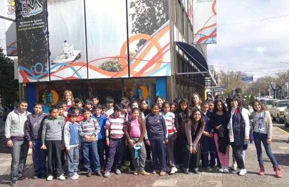 Chicos de la escuela ‘Virgen del Rosario’, oriundos de Mendoza, visitaron el edificio de Turismo.