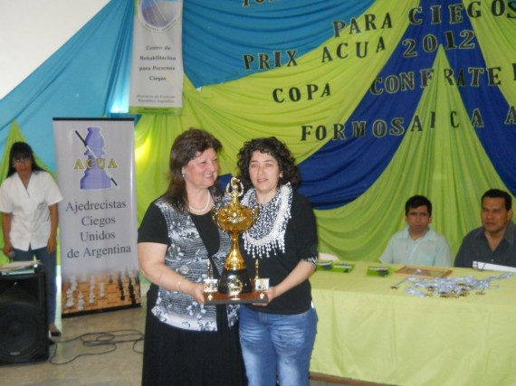 Yesica Moya recibe su merecido trofeo.