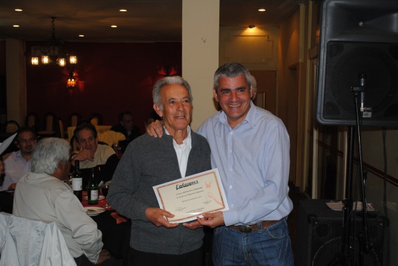 Vicegobernador junto a Francisco Lombardi, jugador de fútbol de 72 años que todavía está en actividad en la liga de veteranos Vicegobernador junto a Francisco Lombardi, jugador de fútbol de 72 años que todavía está en actividad en la liga de veteranos
