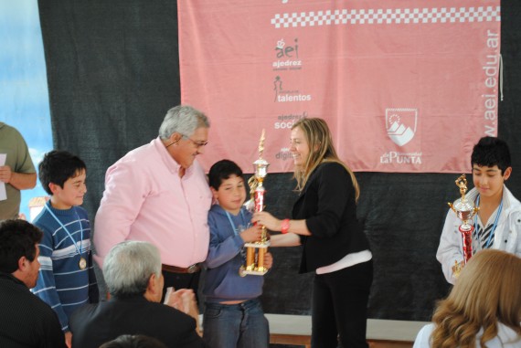 La Ministra entregando el premio a uno de los chicos.