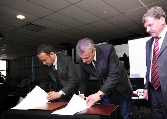 Los ministros durante la firma del acuerdo entre la empresa Mastellone San Luis SA y el Gobierno de San Luis. 