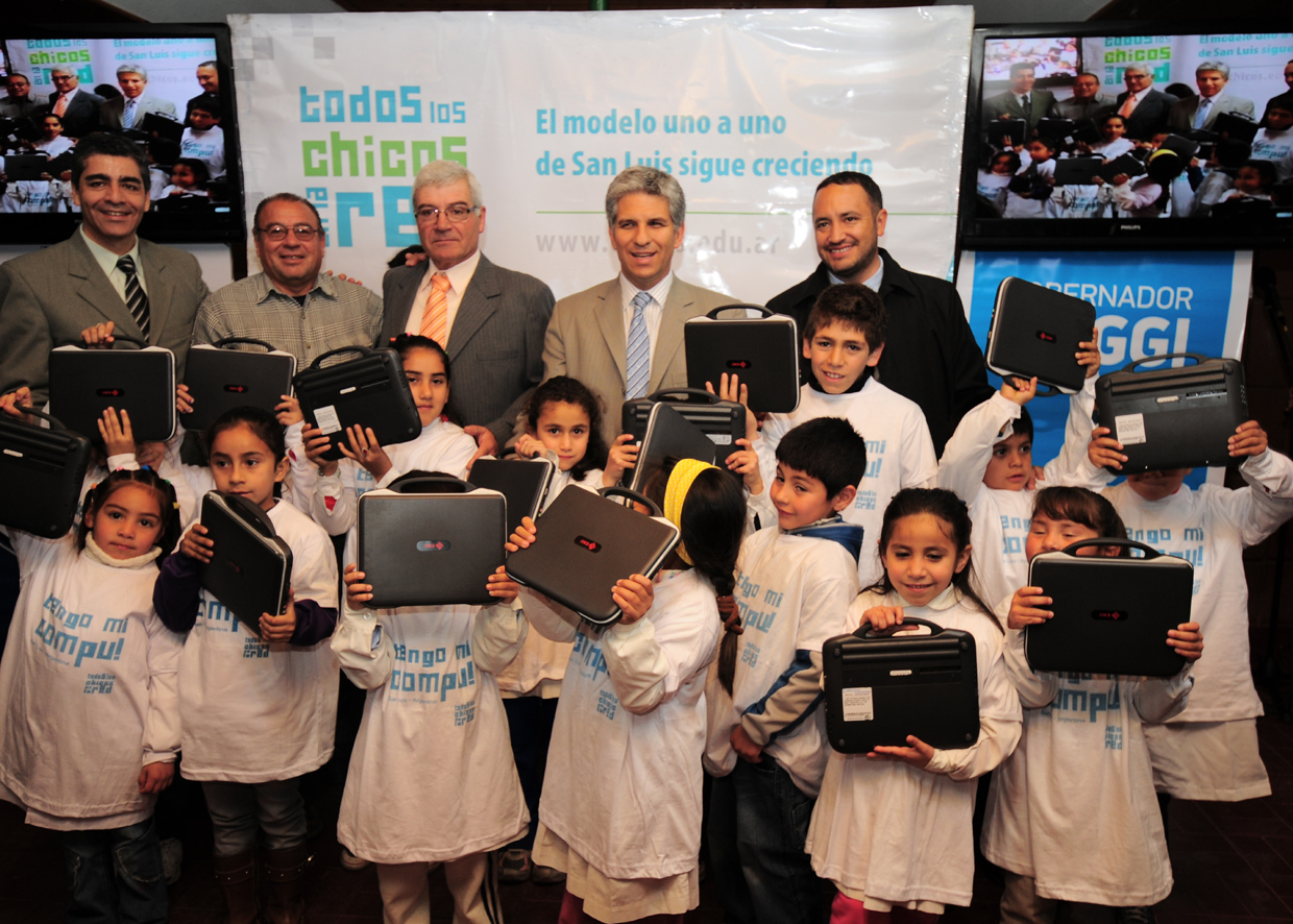 Todos los Chicos en la Red: El Gobierno entregó computadoras en Navia y Nahuel Mapá
