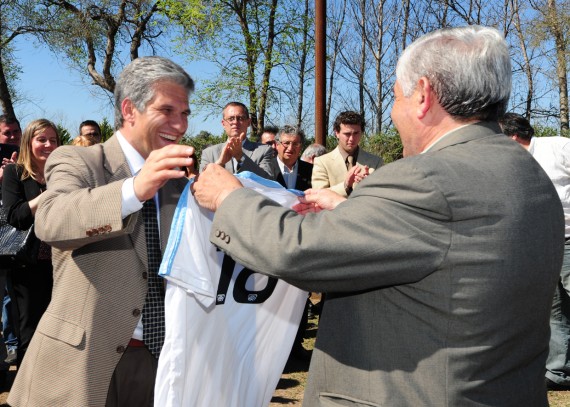 El Gobernador recibe una camiseta de Aviador Origone