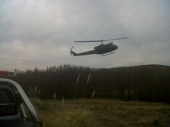 El helicóptero trasladando al personal a la zona mas cercana del foco.