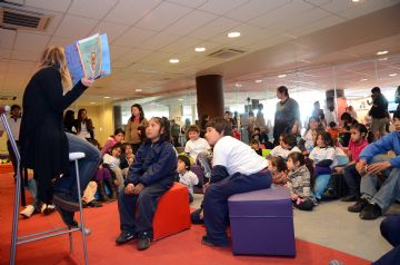 Los chicos se acercan a la lectura en la muestra tecnológica.