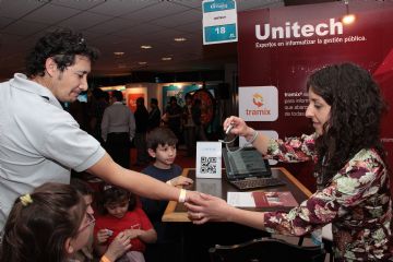 Unitech, el público interactúa en el stand.