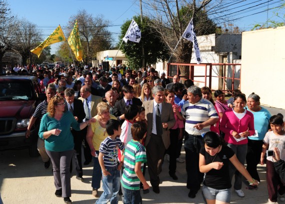 Poggi recorre junto a los vecinos las cuadras pavimentadas