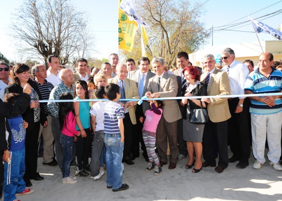 El Gobernador junto al intendente Merlo y vecinos cortan la cinta inaugural 