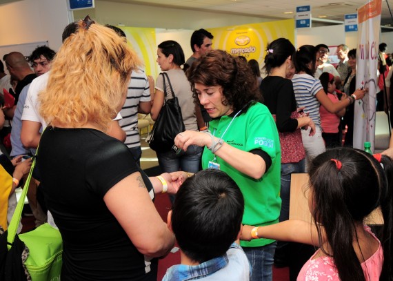 Personal del ministerio de Inclusión con la gente que visitó el stand.
