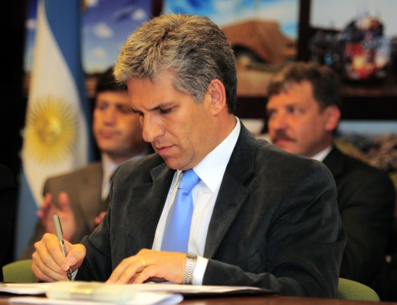 El gobernador Claudio Poggi, firmo el Decreto de Promulgación de la Ley VIII-0810-2012, de Fomento de las Inversiones en Materia de Salud. 