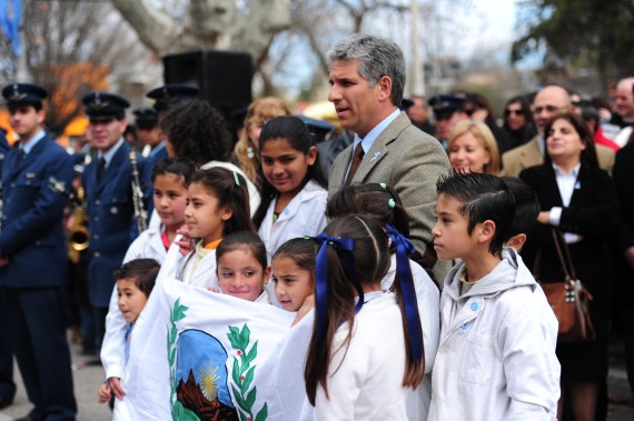 El Gobernador junto a alumnos de la ciudad de Villa Mercedes. Este miércoles inaugurará nuevas obras para esa ciudad. 