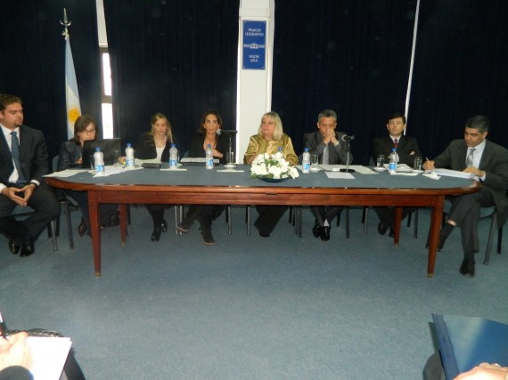 El ministro José María Emer y  funcionarios del Gobierno  presentaron el Proyecto de Ley Presupuesto 2013 ante Diputados. 